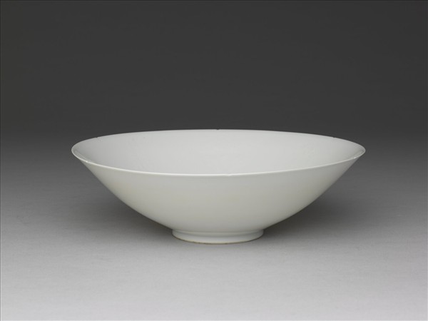 甜白半脫胎番蓮八寶紋葵瓣口碗