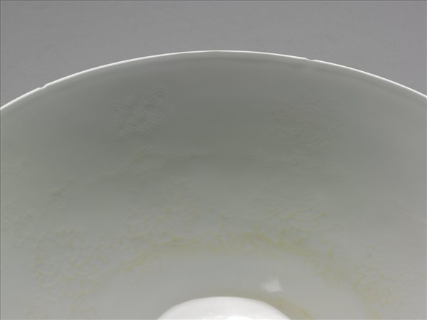 甜白半脫胎番蓮八寶紋葵瓣口碗