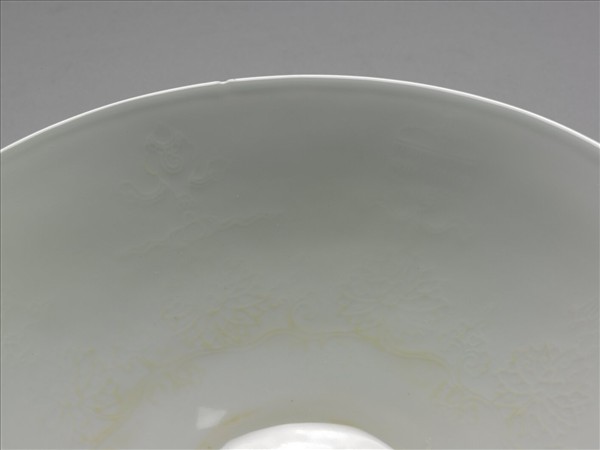 甜白半脫胎番蓮八寶紋葵瓣口碗