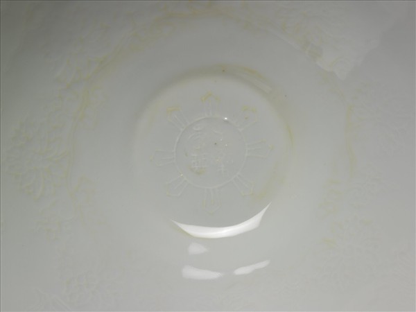 甜白半脫胎番蓮八寶紋葵瓣口碗