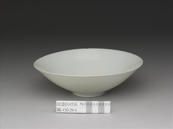 甜白半脫胎番蓮八寶紋葵瓣口碗