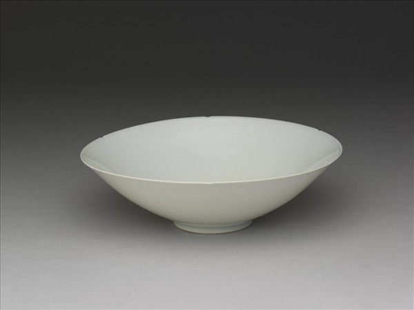 甜白半脫胎番蓮八寶紋葵瓣口碗