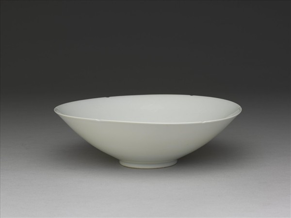 甜白半脫胎番蓮八寶紋葵瓣口碗