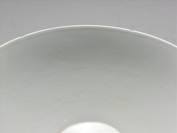 甜白半脫胎番蓮八寶紋葵瓣口碗