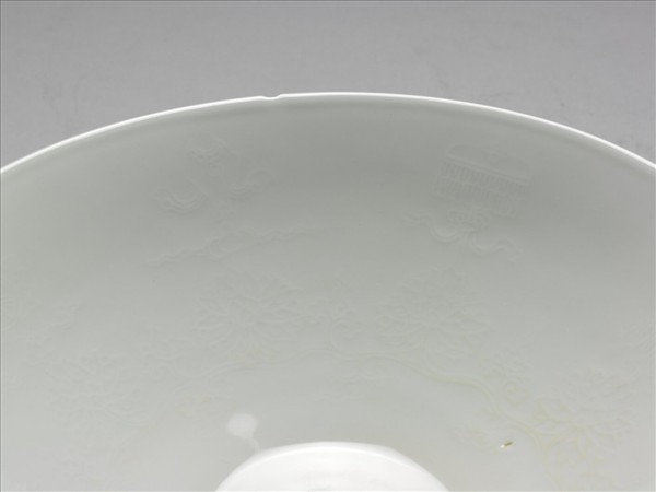 甜白半脫胎番蓮八寶紋葵瓣口碗