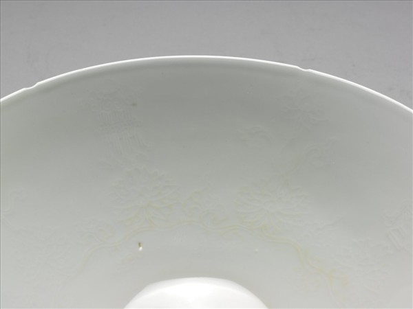 甜白半脫胎番蓮八寶紋葵瓣口碗