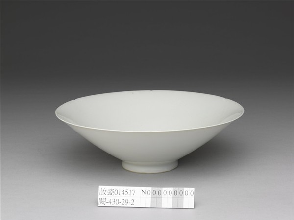 甜白半脫胎番蓮八寶紋葵瓣口碗