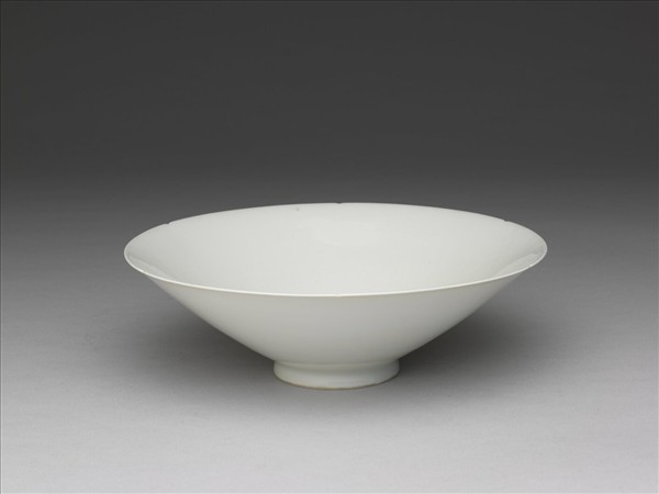 甜白半脫胎番蓮八寶紋葵瓣口碗