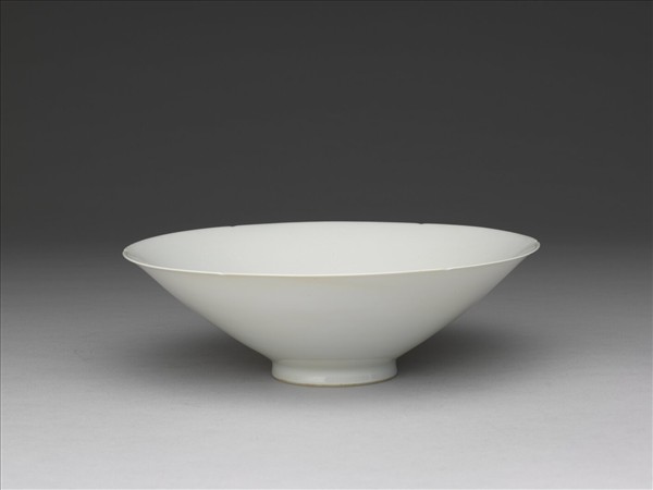 甜白半脫胎番蓮八寶紋葵瓣口碗