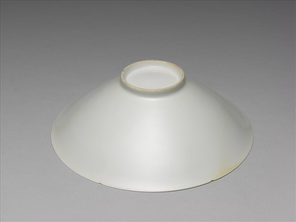 甜白半脫胎番蓮八寶紋葵瓣口碗