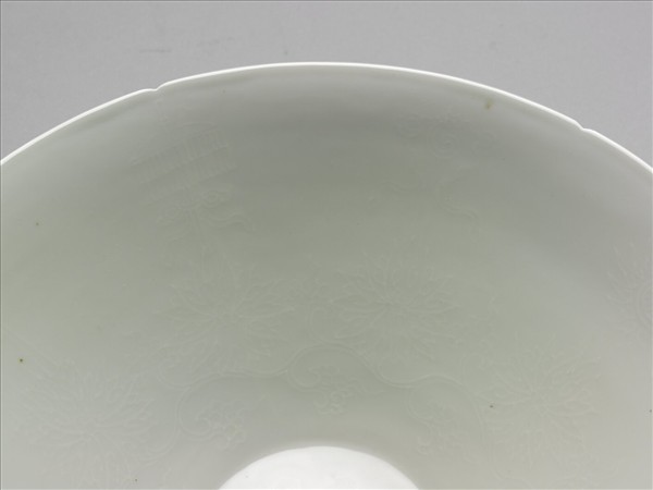 甜白半脫胎番蓮八寶紋葵瓣口碗