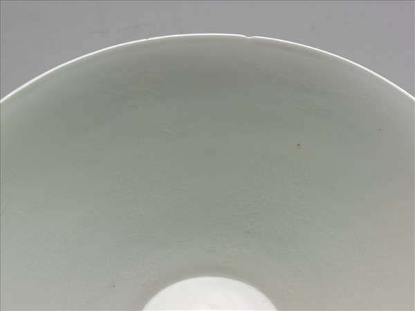 甜白半脫胎番蓮八寶紋葵瓣口碗