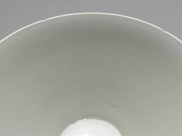 甜白半脫胎番蓮八寶紋葵瓣口碗