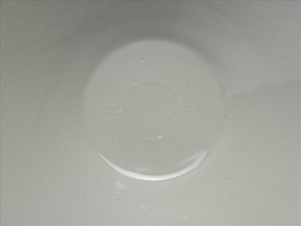 甜白半脫胎番蓮八寶紋葵瓣口碗