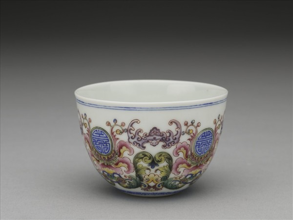 琺瑯彩福壽番蓮紋杯