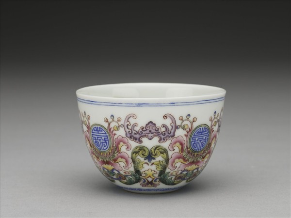 琺瑯彩福壽番蓮紋杯