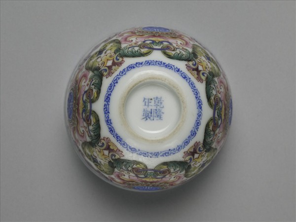 琺瑯彩福壽番蓮紋杯