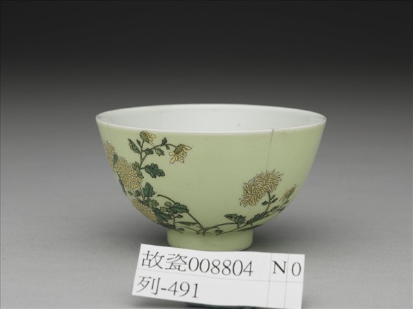 琺瑯彩綠地菊花圖鍾