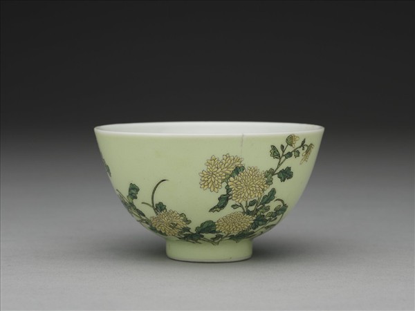 琺瑯彩綠地菊花圖鍾