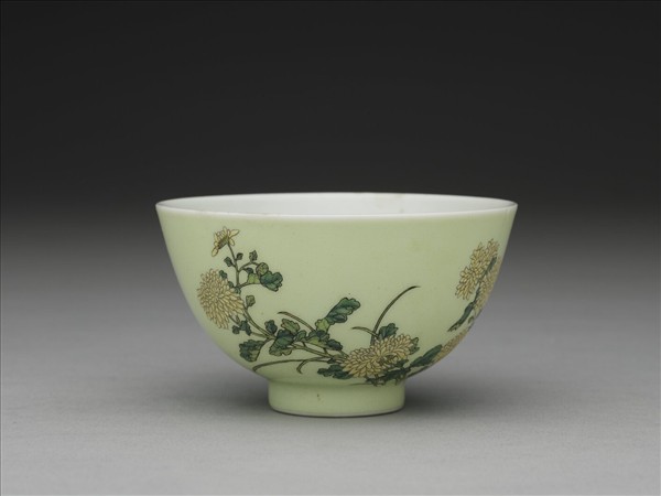 琺瑯彩綠地菊花圖鍾