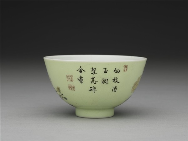 琺瑯彩綠地菊花圖鍾