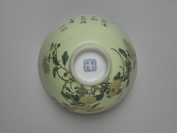 琺瑯彩綠地菊花圖鍾