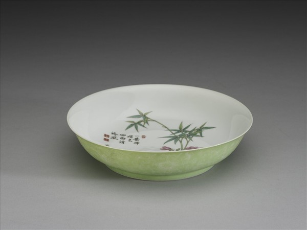 琺瑯彩綠地剔花花竹盤