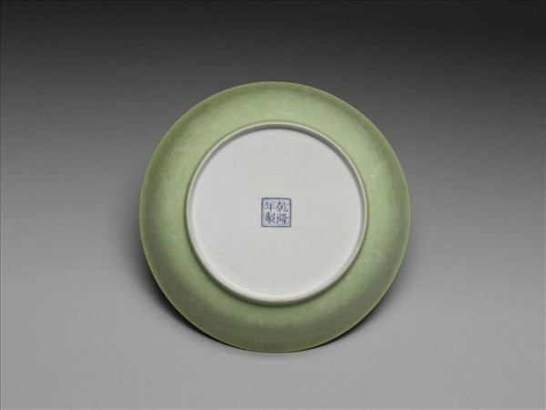 琺瑯彩綠地剔花花竹盤