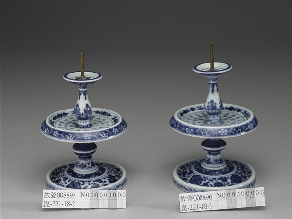 青花番蓮紋燭台