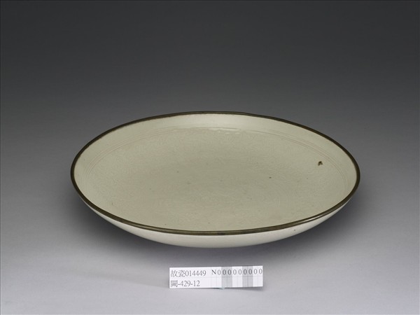 定窯 白瓷印花牡丹蓮花紋盤