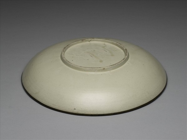 定窯 白瓷印花牡丹蓮花紋盤