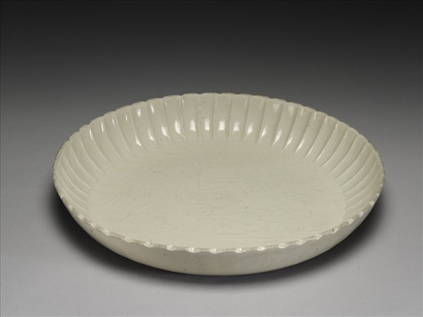 定窯 印花蓮塘水禽菊瓣式大盤