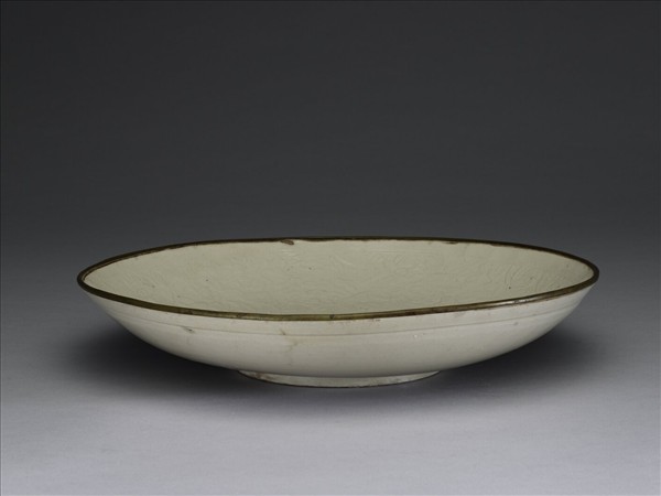 定窯 白瓷印花牡丹蓮花紋盤