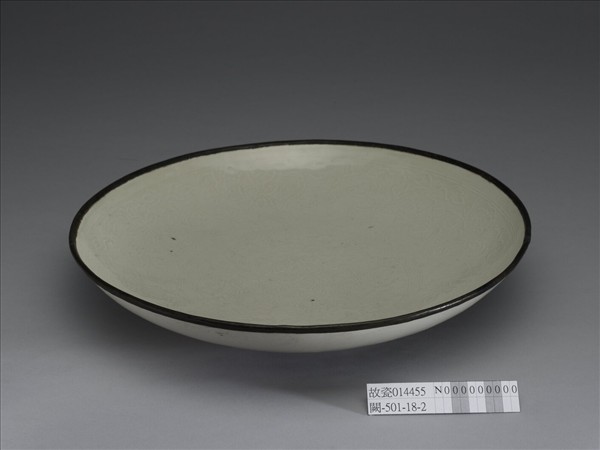 定窯 白瓷印花牡丹蓮花紋盤