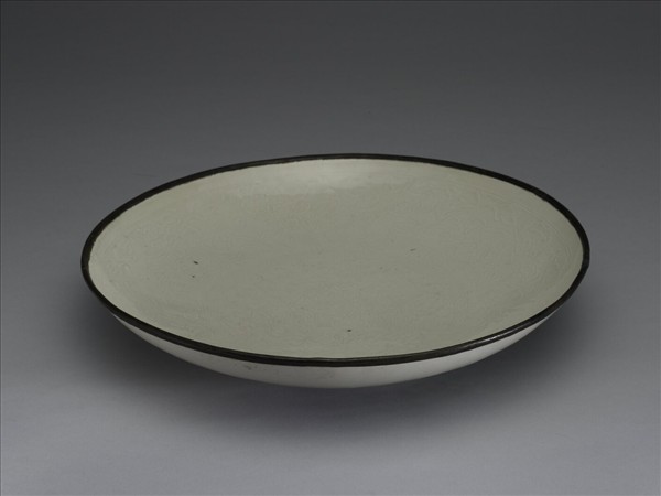 定窯 白瓷印花牡丹蓮花紋盤