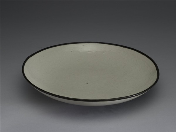 定窯 白瓷印花牡丹蓮花紋盤