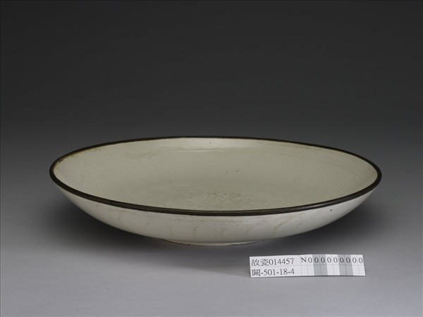 定窯 白瓷印花牡丹蓮花紋盤