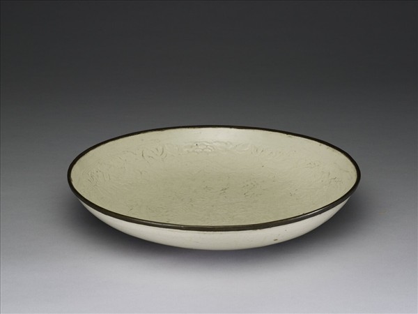 定窯 白瓷印花牡丹蓮花紋盤