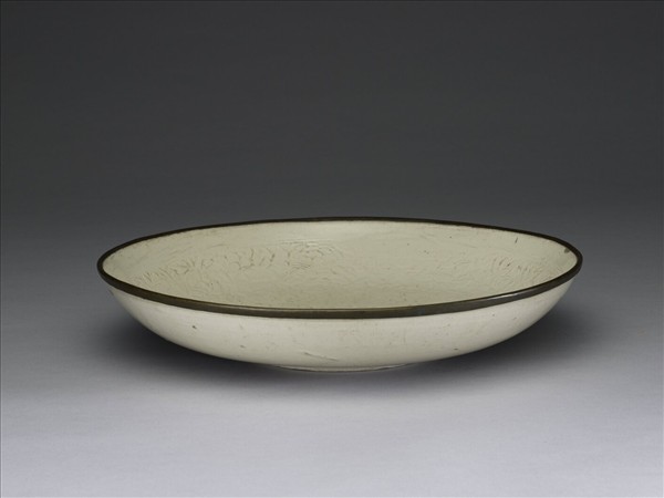 定窯 白瓷印花牡丹蓮花紋盤