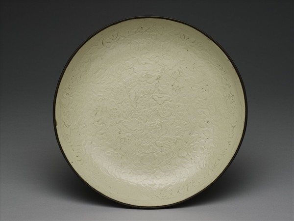 定窯 白瓷印花牡丹蓮花紋盤