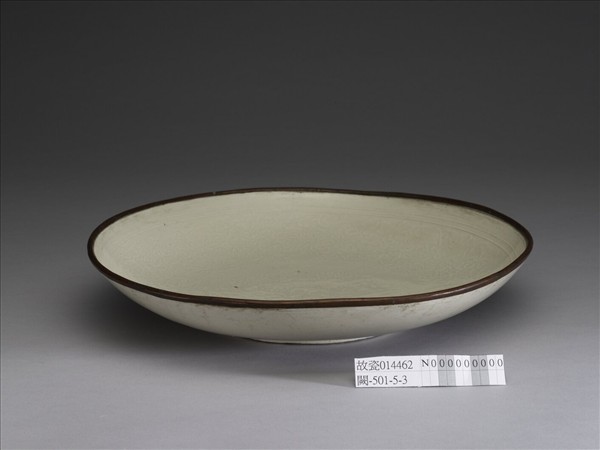 定窯 白瓷印花牡丹蓮花紋盤