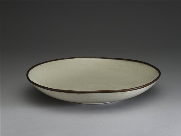 定窯 白瓷印花牡丹蓮花紋盤