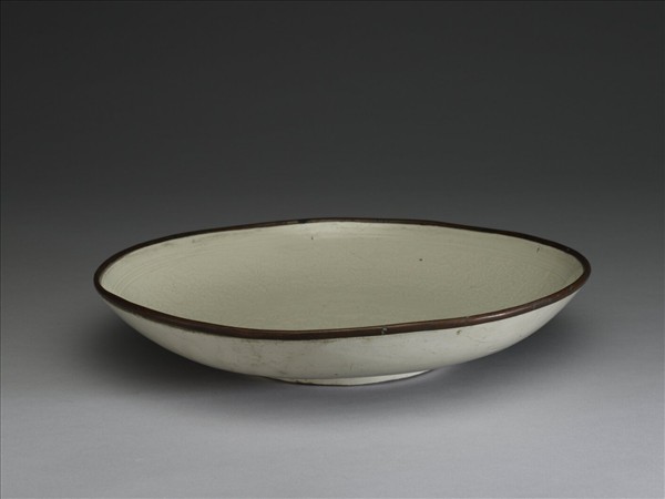 定窯 白瓷印花牡丹蓮花紋盤