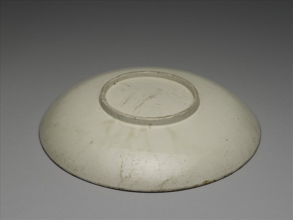 定窯 白瓷印花牡丹蓮花紋盤