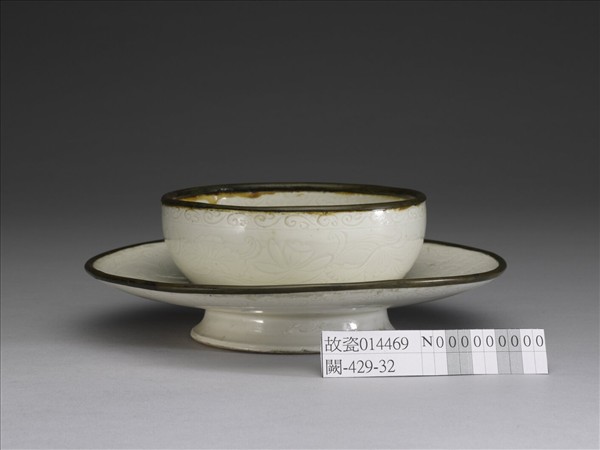 定窯 白瓷劃花蓮花紋盞托