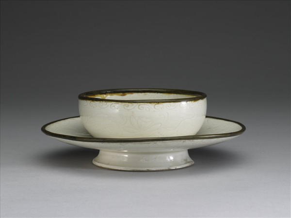 定窯 白瓷劃花蓮花紋盞托