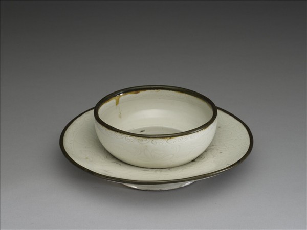 定窯 白瓷劃花蓮花紋盞托