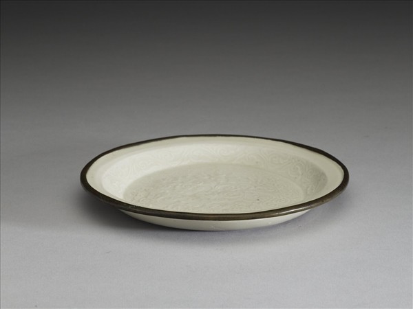 定窯 印花海石榴折沿碟