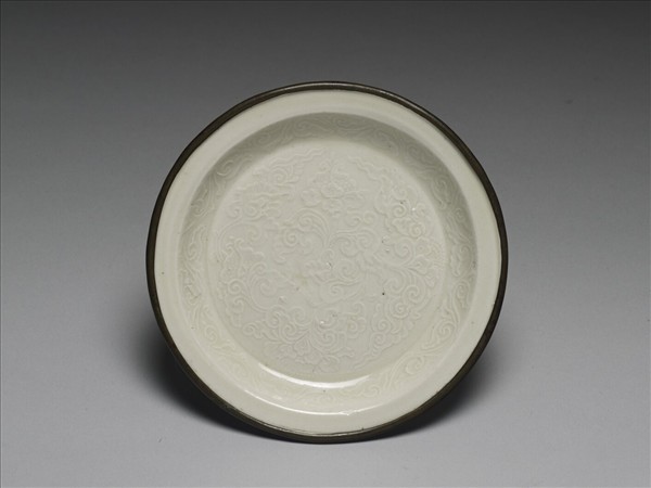 定窯 印花海石榴折沿碟