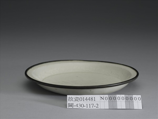 定窯 白瓷印花牡丹紋碟